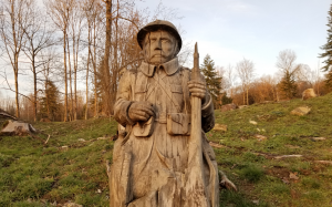 eine aus Holz geschnitzte Statue eines französischen Soldaten aus dem 1.Weltkrieg